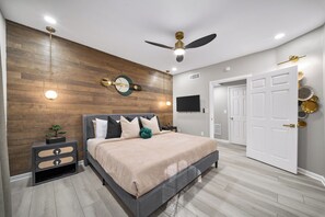 5 bedrooms, iron/ironing board, free WiFi, bed sheets - Beautiful Modern Home! Quiet Relaxing Convenience! (Atlanta)