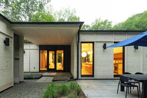 Outdoor dining - New! The Woods ;  Luxury Home, Pool,  Hot Tub, Fire pit (Saugerties)