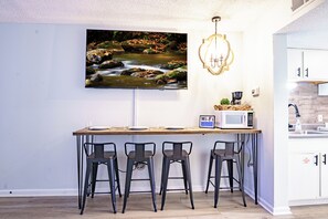 Dining - Gatlinburg Mountain Charm, Walk to DTWN, Sleeps 4, Elevator on Premises (Gatlinburg)
