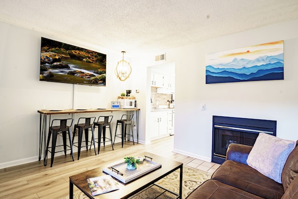 Living area - Gatlinburg Mountain Charm, Walk to DTWN, Sleeps 4, Elevator on Premises (Gatlinburg)