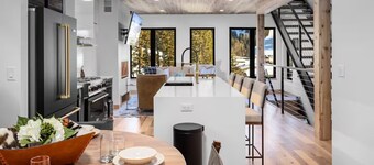 Whitefish Mountain Ski In/Walk Out Chalet w Rooftop Hot Tub