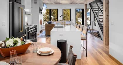 Whitefish Mountain Ski In/Walk Out Chalet w Rooftop Hot Tub