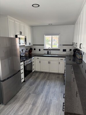 Private kitchen - Little Santorini - House in La Quinta Cove! (La Quinta)