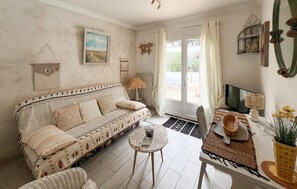 TV, fireplace - Beautiful home in Roquebrune sur Argens (Roquebrune sur Argens)