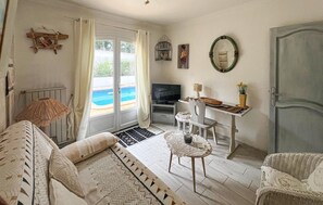 TV, fireplace - Beautiful home in Roquebrune sur Argens (Roquebrune sur Argens)