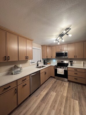 Private kitchen - 2-bedroom house in soothing Colorado Springs with AC comfort (Colorado Springs)