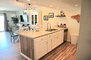Fridge, microwave, oven, stovetop - 3-bedroom town home on the water with a pool, fishing pier, boat ramp!!!! (Rockport)