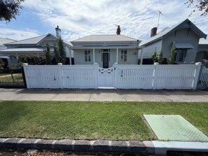 Property grounds - Walk to CBD, Train Station and Stadium (South Geelong)