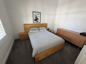 3 bedrooms, desk, iron/ironing board, free WiFi - Walk to CBD, Train Station and Stadium (South Geelong)