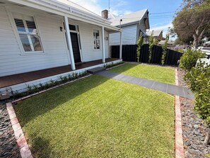 Terrace/patio - Walk to CBD, Train Station and Stadium (South Geelong)