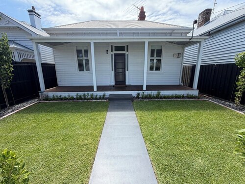 Walk to CBD, Train Station and Stadium