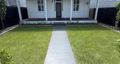 Walk to CBD, Train Station and Stadium