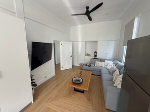 Smart TV, books - Walk to CBD, Train Station and Stadium (South Geelong)