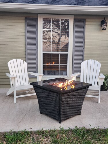 Cozy 1-bedroom The Hilltop Bungalow in enchanting Ogelsby.  30 minutes from Waco