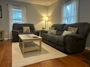 Living area - Under the Oaks- A Downtown Hidden Gem (Wilmington)