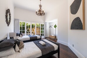 4 bedrooms, desk, iron/ironing board, free WiFi - Classic & Spacious 4-Bedroom Home in Prime Epsom (Auckland Central)