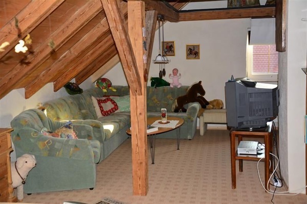 Ferienwohnung für 1-2 Personen mit Balkon-Der Wohnbereich lädt zum Verweilen ein