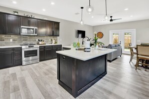 Fridge, microwave, oven, stovetop - 🦩Book Me Baby! Whispering Palms at PCB🦩 (Panama City)