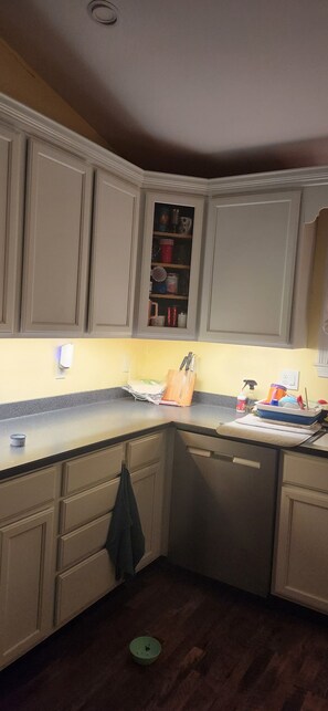 Private kitchen - Quiet 3 bedroom, 1.5 bath Lake House with 3min walk to beautiful Sebago beach (Standish)