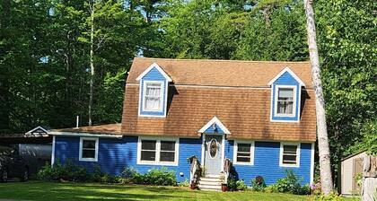 Quiet 3 bedroom, 1.5 bath Lake House with 3min walk to beautiful Sebago beach
