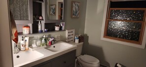 Een haardroger, handdoeken, zeep, toiletpapier