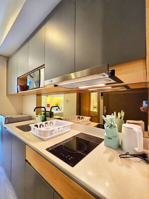 Room, 1 Bedroom, City View | Private kitchen | Fridge, microwave, stovetop, cookware/dishes/utensils - Whiz By SanLiving - Studio (Jakarta)