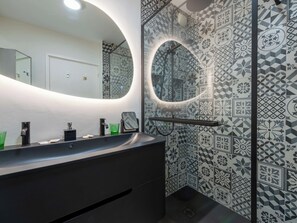 Shower, hair dryer, towels - 1-Br Cannes East, Residence with Swimming Pool (Cannes)