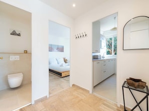 2 bedrooms, iron/ironing board, WiFi, bed sheets - 2-Br Apartment with Terrace – Near Cannes Centre (Cannes)