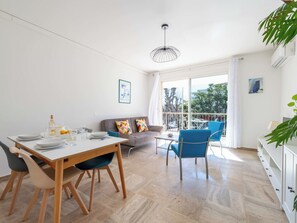 Dining - 2-Br Apartment with Terrace – Near Cannes Centre (Cannes)