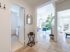 Interior - 2-Br Apartment with Terrace – Near Cannes Centre (Cannes)