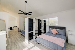 1 bedroom, desk, iron/ironing board, WiFi