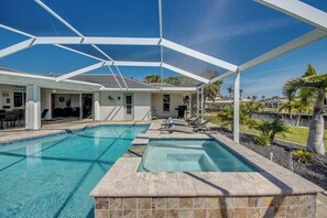 A heated pool - WATERFRONT - Walk to Beach, Pool/Spa, Kayaks, Bikes, Direct Gulf Access - Retro Retreat - Roelens (Cape Coral)