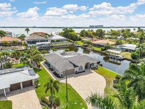 Exterior - WATERFRONT - Walk to Beach, Pool/Spa, Kayaks, Bikes, Direct Gulf Access - Retro Retreat - Roelens (Cape Coral)