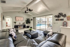 Smart TV - WATERFRONT - Walk to Beach, Pool/Spa, Kayaks, Bikes, Direct Gulf Access - Retro Retreat - Roelens (Cape Coral)
