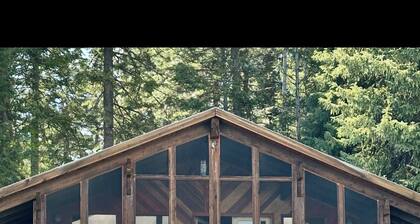 Paradise on Payette Lake Beach House! Private Dock, Beach Access, Hot tub& Sauna