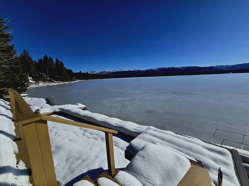 Paradise on Payette Lake Beach House! Private Dock, Beach Access, Hot tub& Sauna