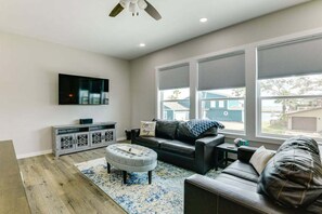 Living area - Spacious 4-bedroom house, with boat parking!!!Close to a boat ramp (Rockport)