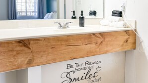 Bathroom - Eureka studio unit 401· Jetted tub · Walk downtown (Eureka Springs)