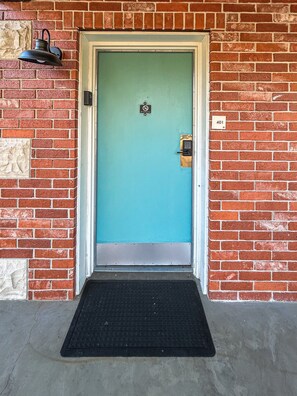 Exterior detail - Eureka studio #401· Jetted tub · Walk to downtown (Eureka Springs)