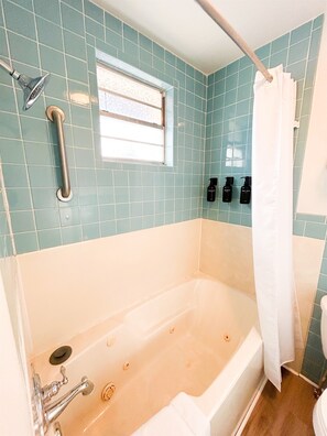 Shower, hair dryer, towels, soap - Eureka studio #401· Jetted tub · Walk to downtown (Eureka Springs)