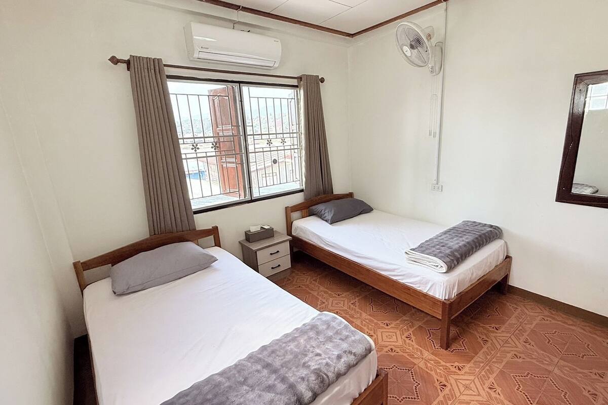 Standard Twin Room With Air Conditioning | 免費 Wi-Fi、床單