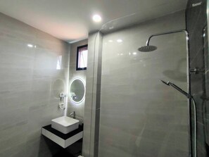 Villa, alberca privada | Baño | Regadera, regadera tipo lluvia, secadora de cabello, pantuflas 
