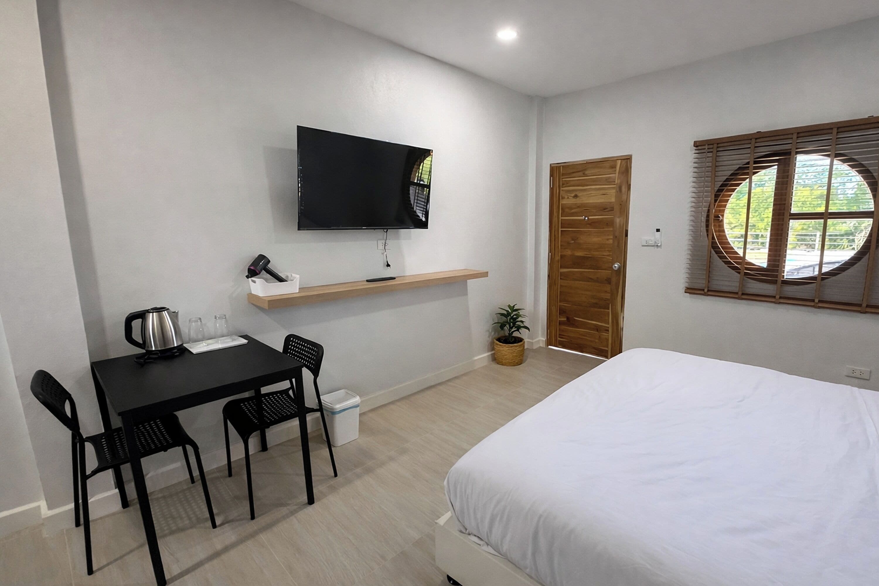 Escritorio, wifi gratis y ropa de cama 