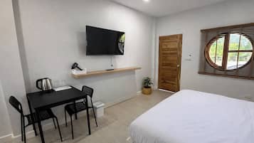 Escritorio, wifi gratis y ropa de cama