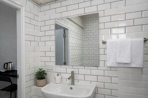 Hulu semburan mandi hujan, kelengkapan dandanan diri percuma 