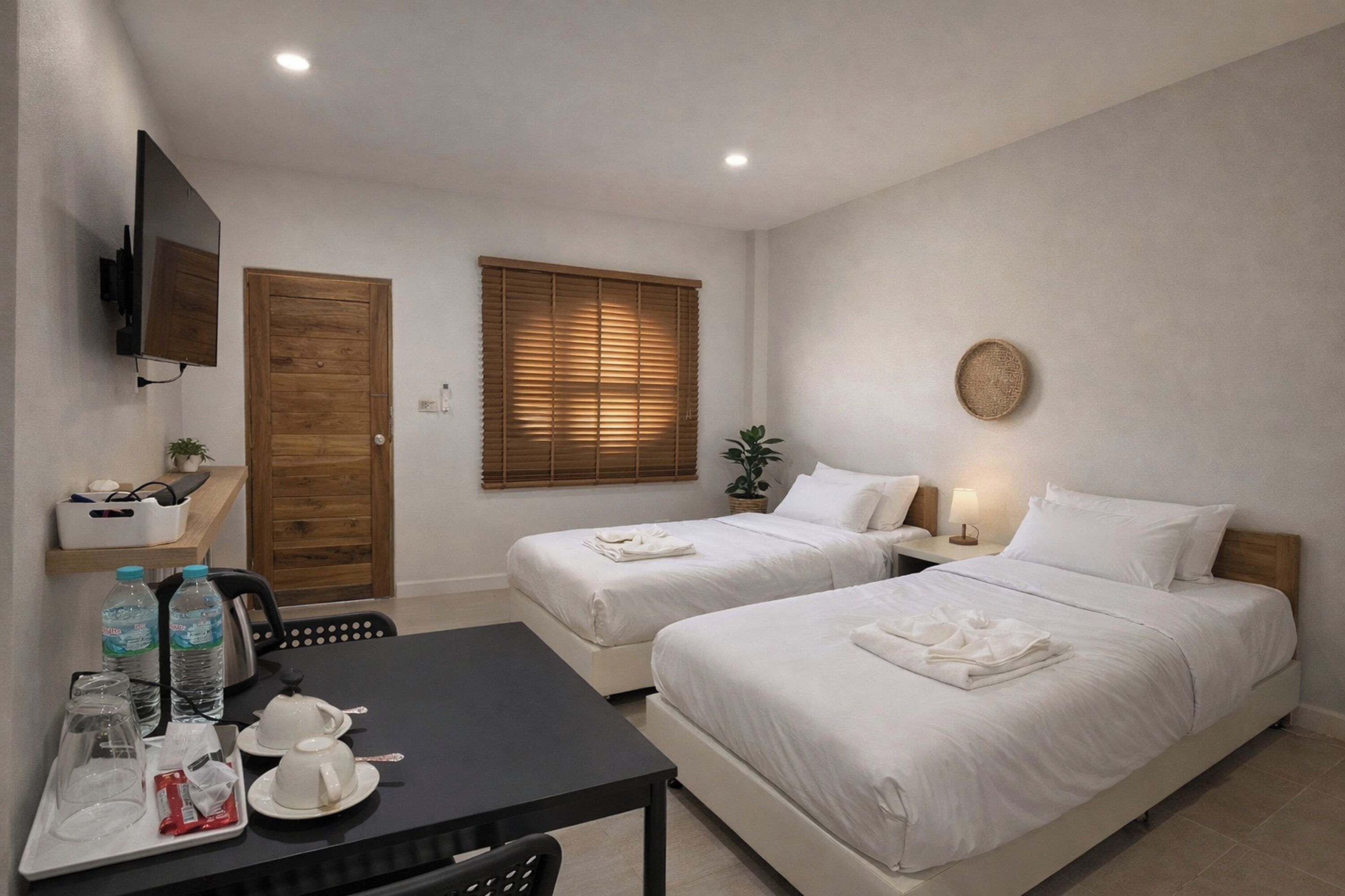 Standard Twin Room | Meja, cadar katil 