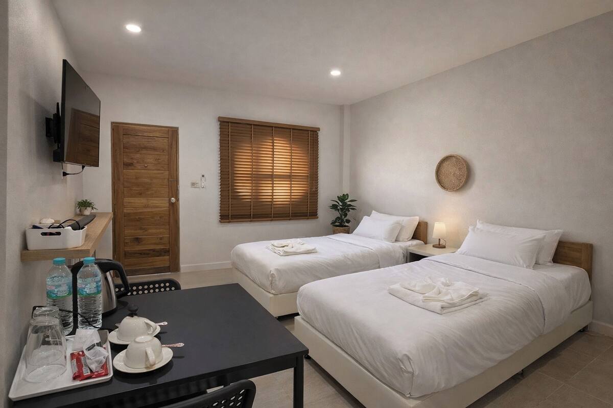 Standard Twin Room | Meja, cadar katil