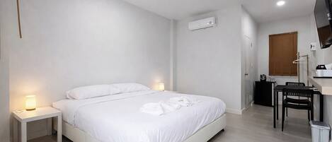 Deluxe Double Room | Desk, free WiFi, bed sheets