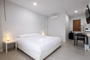 Deluxe Double Room | Meja, cadar katil 