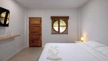Deluxe Double Room | Desk, free WiFi, bed sheets